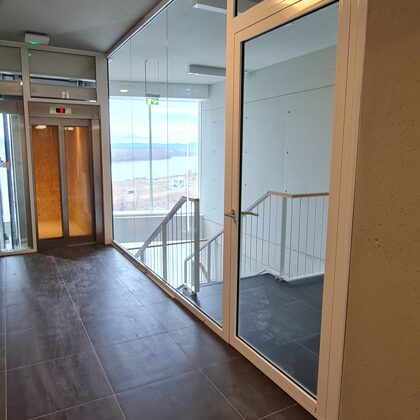 ilyen egészen kicsi üvegfal biztonsági edzett üveggel alu szerkezetben