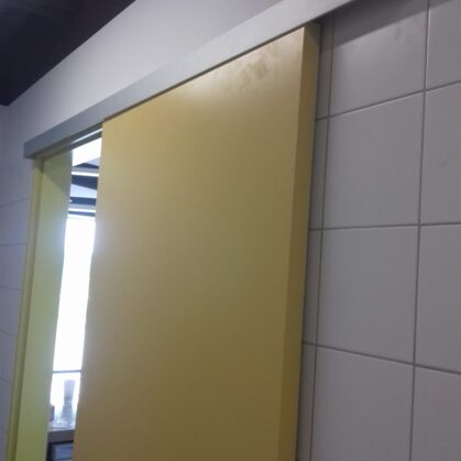 kézi toló ajtó fal előtt futó ,de akár falban is mehet