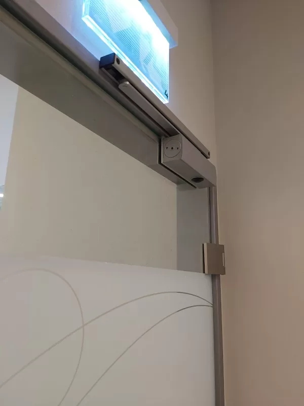 üveg ajtó csukó és nyitásérzékelővel